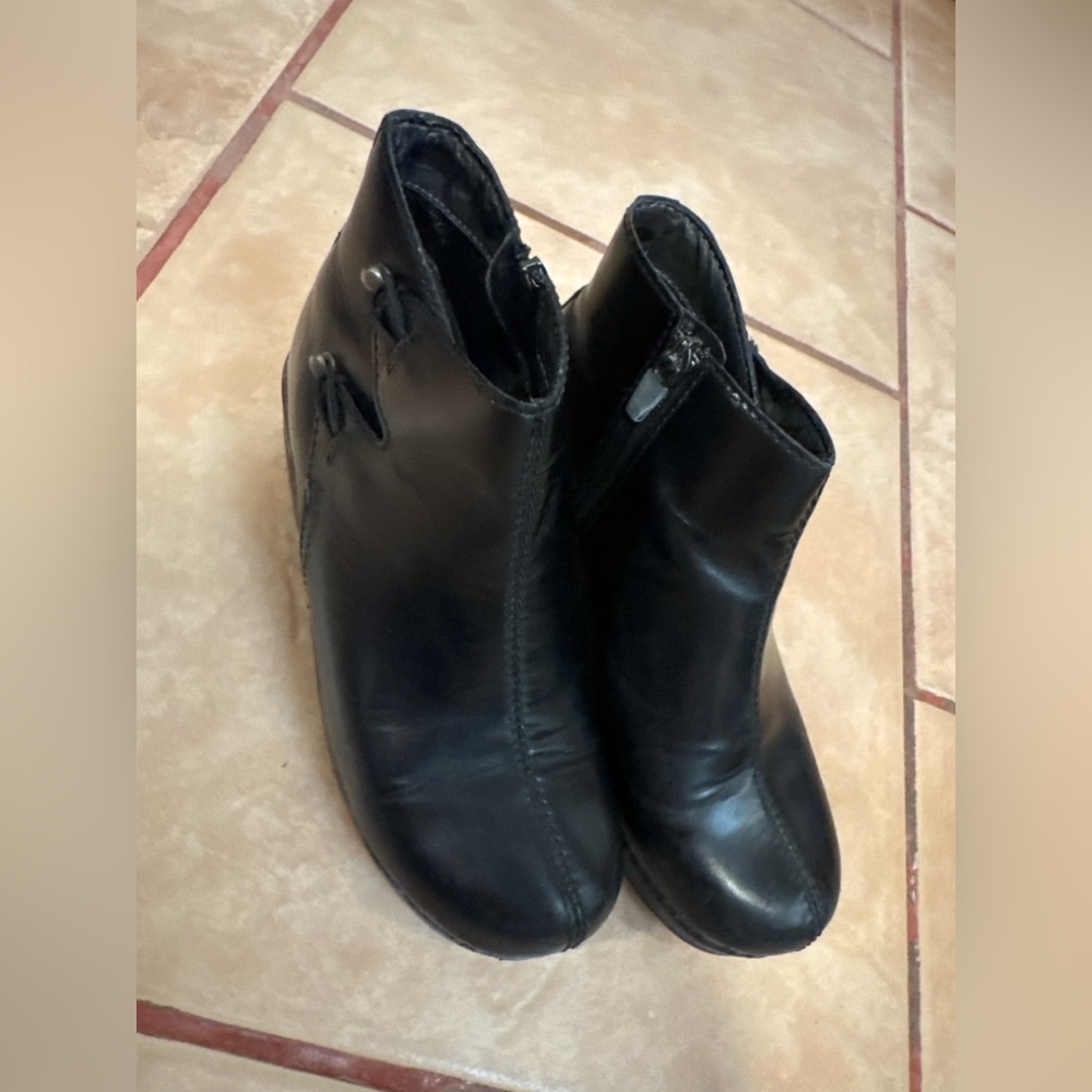 Dansko Black Leather Ankle Boots - size 6.5-7 Classic Zip Closure - Picture 2 of 3